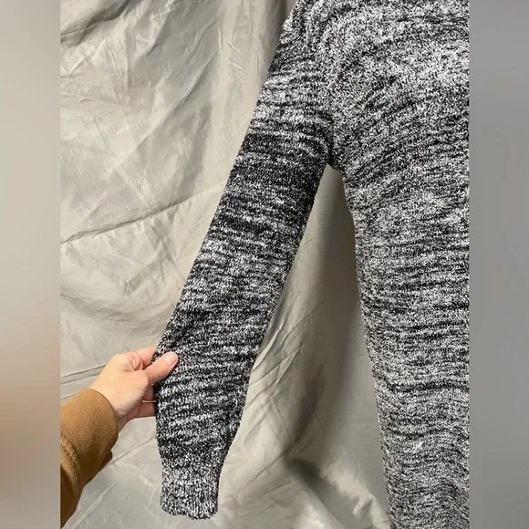 Elegant Knit Long Sleeve Pajama Dress in Black and Gray - Picture 2 of 7